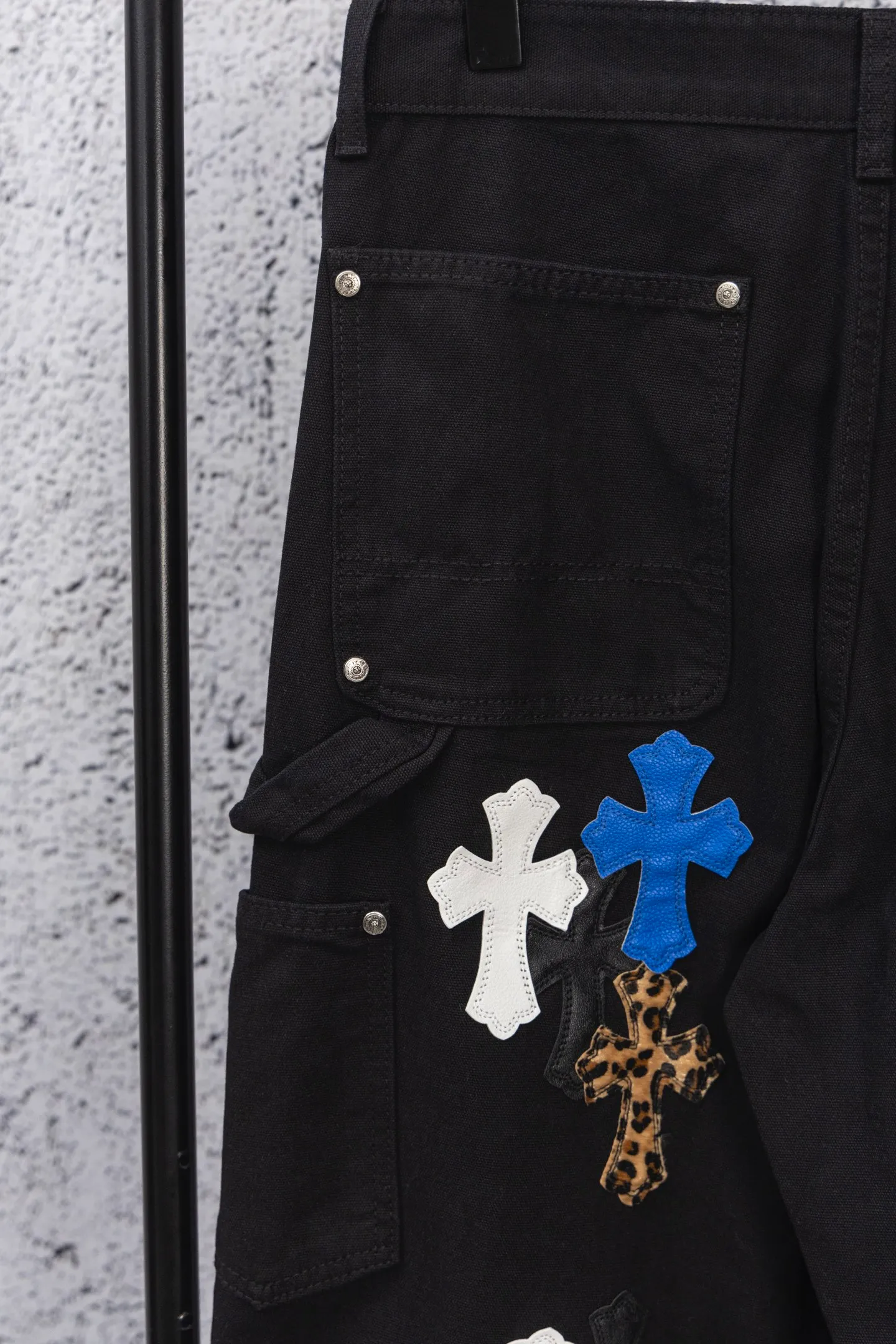 P270 chrome hearts new blue and white leopard print cross patchwork leather black jeans vi Top heavy industry fashionable design] Consistent high street luxury style creation. Speaking of this style, the Zangyin family and GU family are definitely the leading representative brands. Especially the Zangyin family has really achieved a state-of-the-art effect in creating high street style. The unique washed material is used to create this style. The color system is quite eye-catching. After it is decorated with patchwork cross flowers, it cleverly highlights the charm of the brand. Secondly, this style uses classic The classic high-waist cutting design highlights the long legs and fashionable temperament of the upper body. The brand is highly recognizable and the slim fit configuration is more suitable for daily wear. It is a product that interprets personality, fashion, and specifications at a glance. This single product is enough to make any fan excited. It can be a white T-shirt for youthful preppy style, or a tight suspender for lady style. It has strong matching ability and can be easily controlled by men.  [Materials and craftsmanship] Needless to say, this point goes without saying. As an excellent craftsman brand, Zangyin’s requirements for details and craftsmanship are really perfect. The washed color of this model has gone through so many processes, not to mention the embellishment of denim appliques. It is also purely hand-made and sewn. Just like what they believe in, only hand-made things have soul and have the meaning of wear. A top-notch heavy-duty fashionable denim item, I look forward to your perfect interpretation! ! Size: 28-36 Color: black